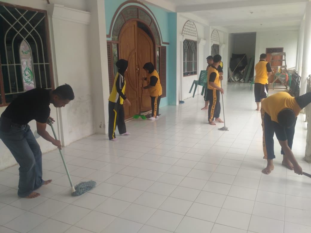 Kapolsek Kuindra Pimpin Anggotanya Bhaksos di Masjid At-Taubah Sapat